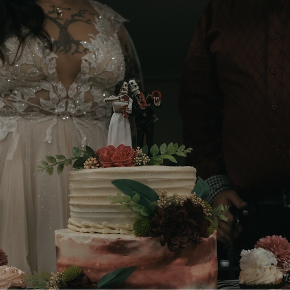 GALINA SIGNATURE
illusion plunge lace appliqued wedding dress IVORY/CASHMERE - Picture 8 of 10